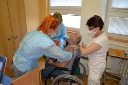 Očkovanie proti COVID-19 prvou dávkou vakcíny