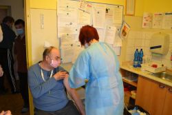 Očkovanie proti COVID-19 prvou dávkou vakcíny
