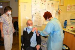 Očkovanie proti COVID-19 prvou dávkou vakcíny