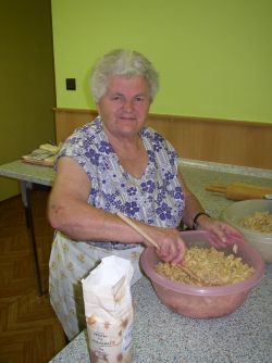 Záujmová činnosť a pracovná terapia - Oberanie jablk nabilek... 006